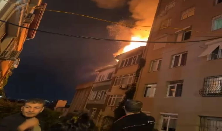 Beyoğlu’nda 6 katlı binanın çatısı alev alev yandı