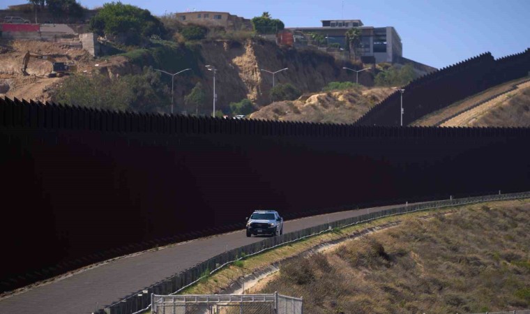 Bidendan geri adım: Meksika sınırına 32 kilometrelik duvar inşasına onay verdi