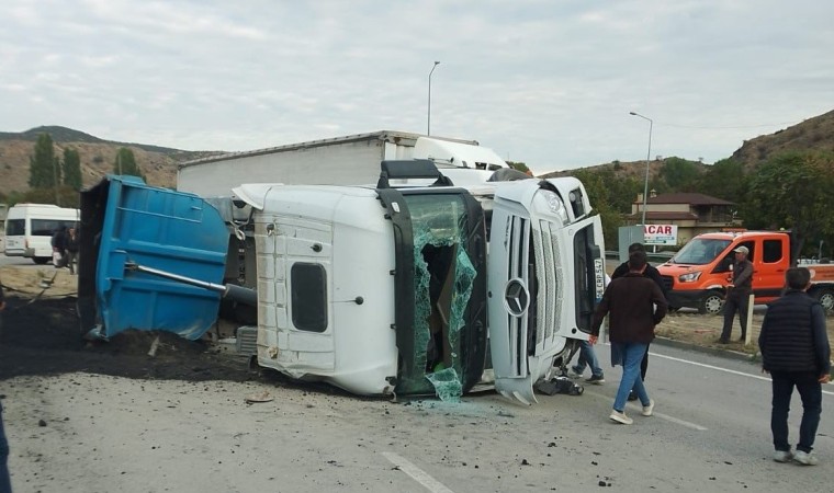 Bilecikte kömür tozu yüklü kamyon devrildi, 2 kişi yaralandı