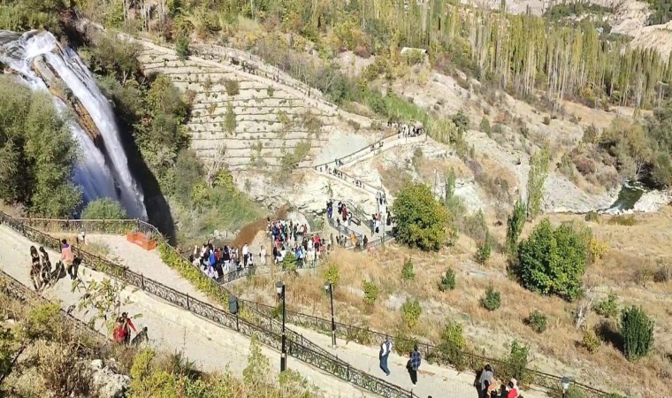 Bin kişilik öğrenci kafilesi Uzundereyi gezdi