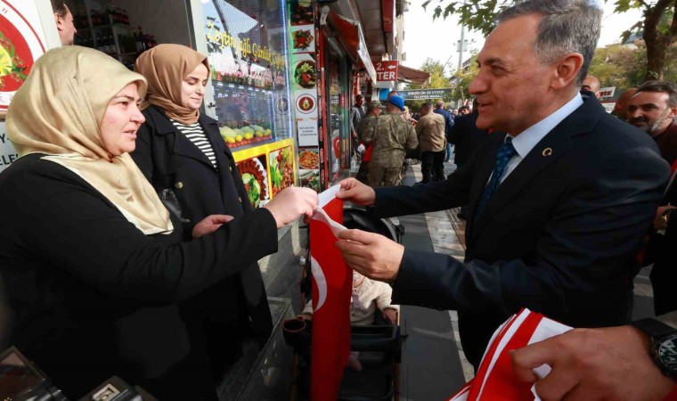 Bingölde esnaf ve vatandaşlara Türk bayrağı dağıtıldı