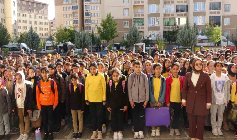 Bingölde öğrenciler, Filistindeki çocuklar için saygı duruşunda bulundu