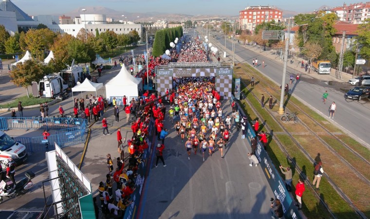 Binlerce sporcu 2. Uluslararası Konya Yarı Maratonunda “iyilik” için koştu