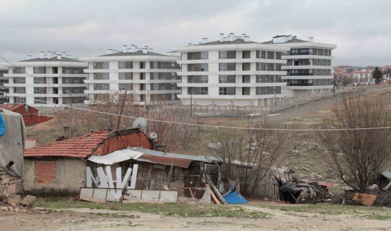 Bir tarafında yol yok diğer tarafından milyonluk daireler