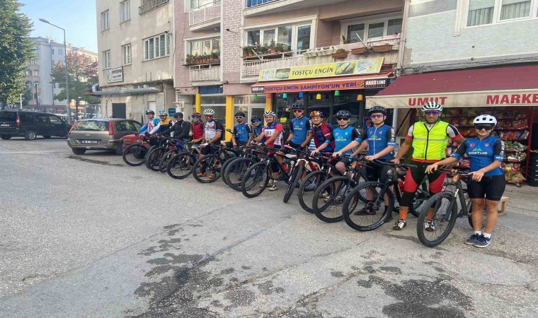 Bisiklet takımı Cumhuriyetin 100üncü yılını Uludağın zirvesinde kutladı