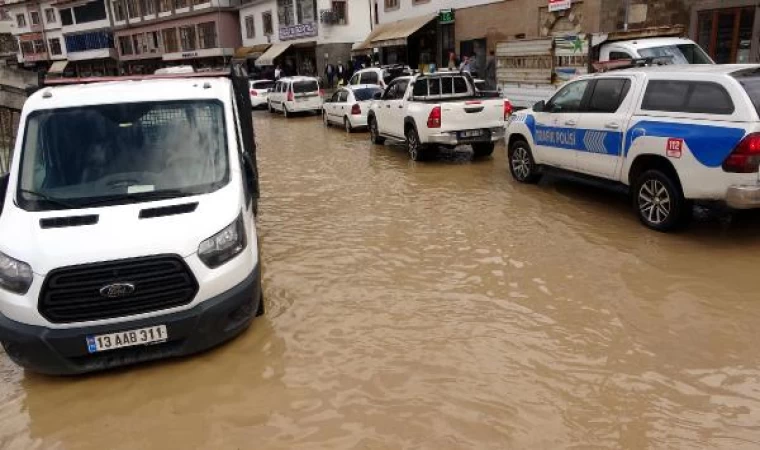 Bitlis’te sağanak sele neden oldu; mahsur kalanlar kurtarıldı