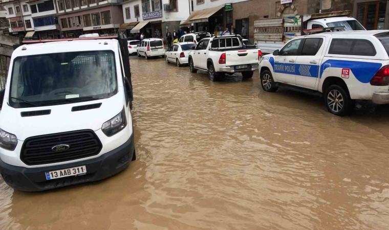 Bitliste sağanak yağış taşkınlara ve göçüklere neden oldu