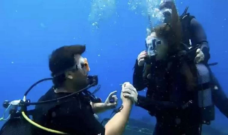 Bodrum’da su altında ’tektaş’ ile sürpriz evlilik teklifi