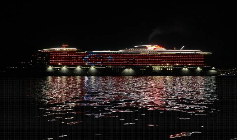 Bodrum’dan ayrılan Bahamalar bandıralı yolcu gemisinden yine ’Türk bayrağı’ ışıklandırması yansıtıldı