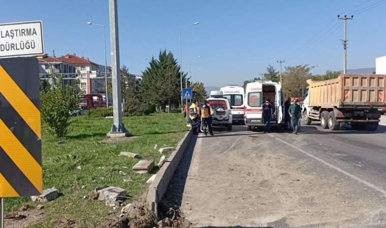 Boluda ambulans otomobille çarpıştı