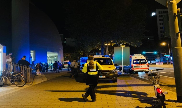 Bomba tahliyesi sırasında evini terk eden insanlar camiye sığındı