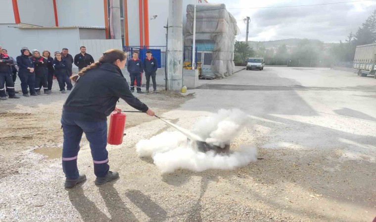 Bozüyük Belediyesi İtfaiyesinden fabrika personeline yangın eğitimi