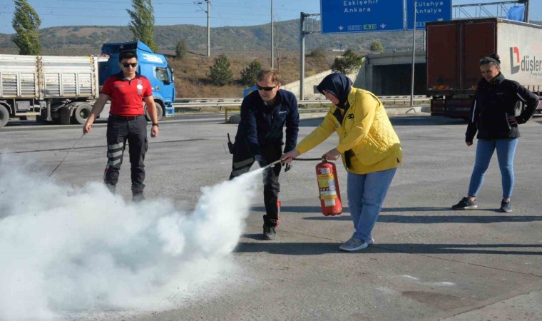 Bozüyük Belediyesi İtfaiyesinden işyeri personellerine yangın eğitimi