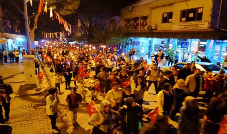 Buharkentte Cumhuriyetin 100. yıl kutlamaları fener alayı ile taçlandı