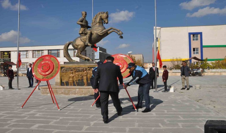 Bulanıkta 29 Ekim Cumhuriyet bayramı çelenk koyma töreni yapıldı