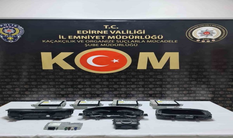 Bulgaristandan gelen tırdan gümrük kaçağı malzemeler çıktı