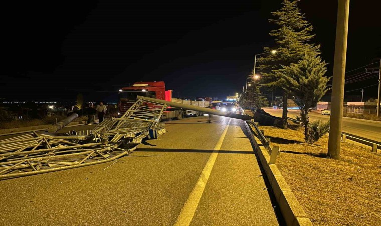 Burdurda dorsesi açık unutulan kamyon trafik levhasını devirdi, yol trafiğe kapandı