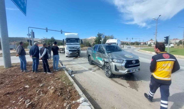 Burdurda hafif ticari araç tırla çarpıştı: 1 yaralı