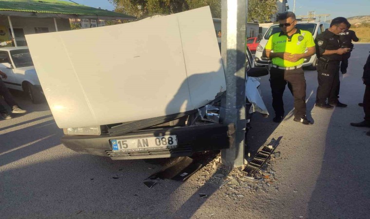 Burdurda kontrolden çıkan otomobil aydınlatma direğine çarptı: 1 yaralı