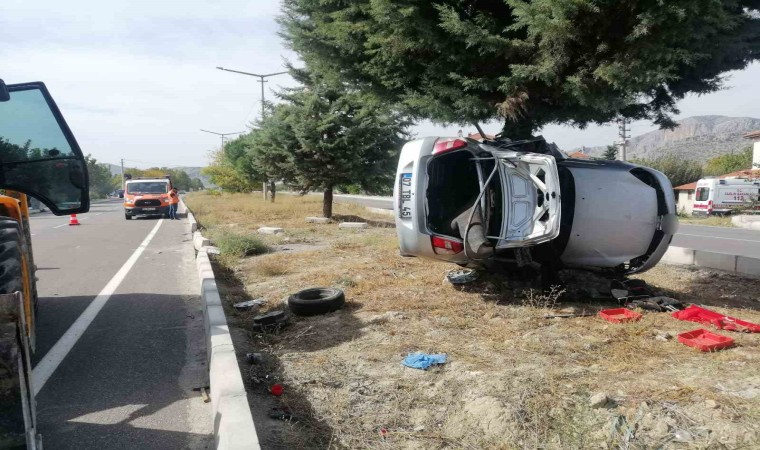 Burdurda kontrolden çıkan otomobil refüjdeki ağaca saplandı: 2 ölü