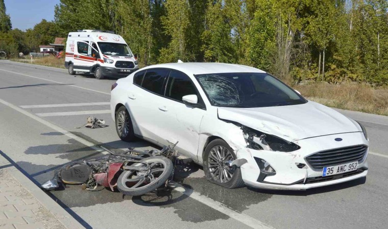 Burdurda otomobil ile motosikletin çarpıştığı kaza kamerada