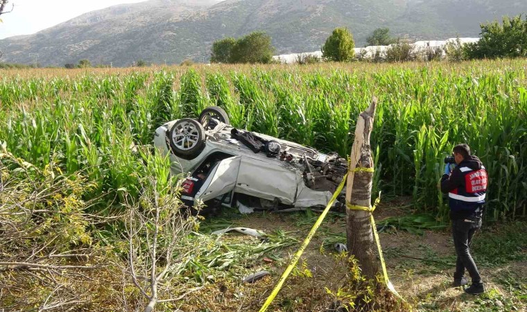 Burdurda otomobiliyle tarlaya uçan genç itfaiye eri hayatını kaybetti