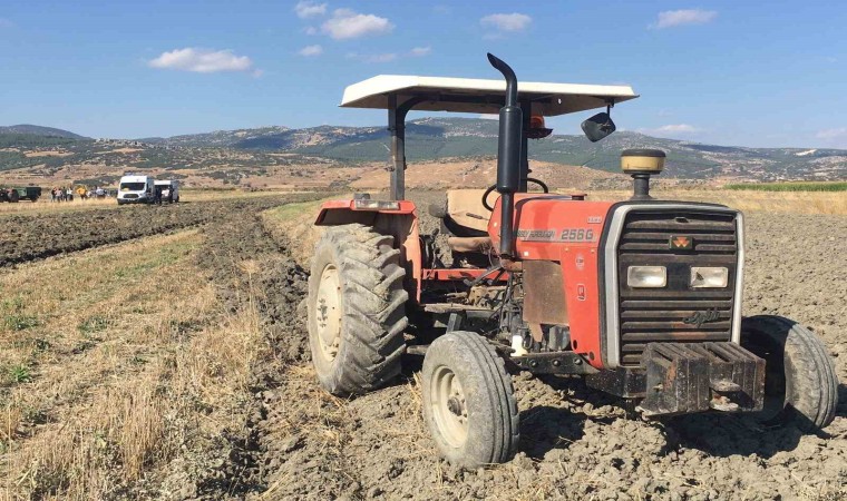 Burdurda tarla sürerken traktörden düşen çiftçi, traktör tekerinin altında kalarak yaralandı