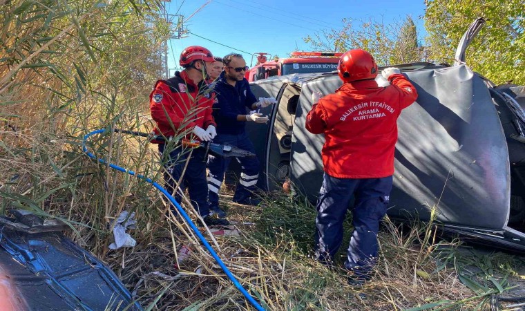 Burhaniyede direğe çarpan otomobilin sürücüsü yaralandı