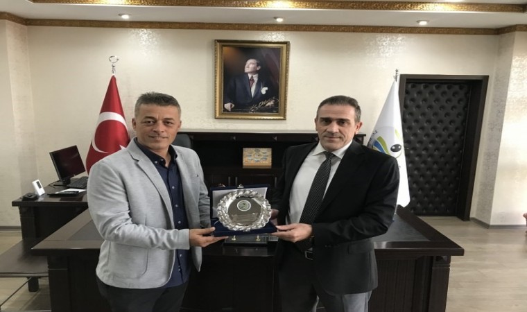 Burhaniyede Kaymakam emekli komutana plaket verdi