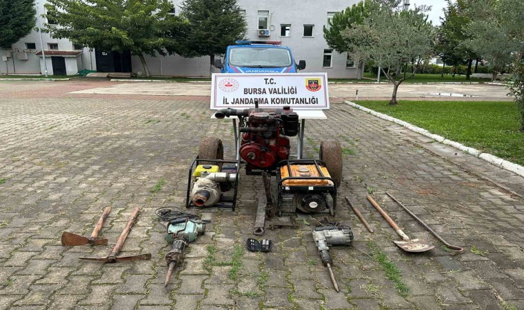 Bursada kaçak kazı yapan şüpheliler jandarma tarafından yakalandı