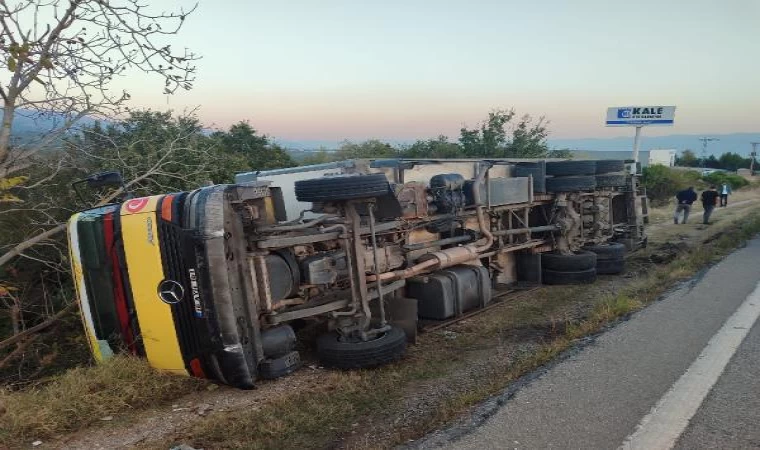 Bursa’da kontrolden çıkan kamyon devrildi: 1 yaralı