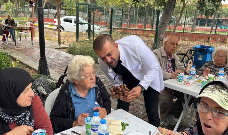 Bursalı ciğerci yaşlıların gönlünü fethetti