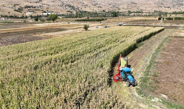 Büyükşehir Belediyesinden çiftçiye silaj makinesi