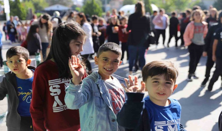 Büyükşehir, çocuklara hayvan sevgisini aşıladı