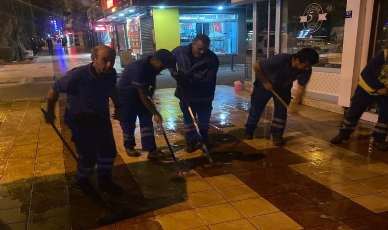 Büyükşehirin temizlik çalışmaları gece gündüz devam ediyor