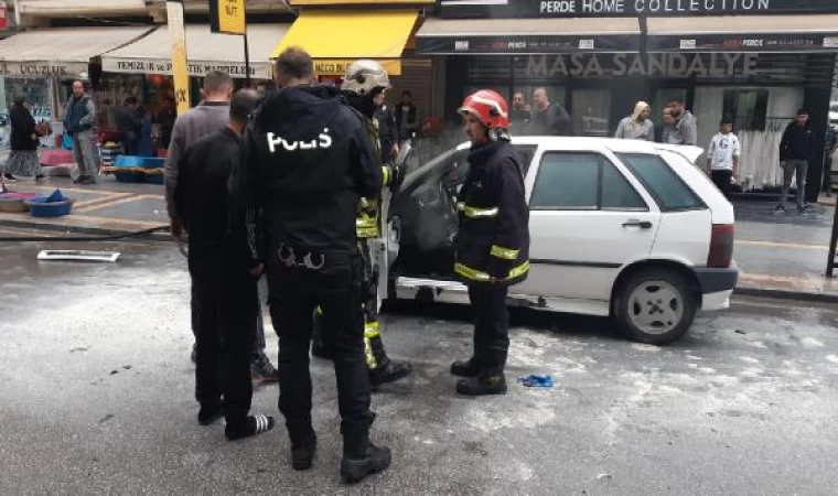 Caddede park halindeyken motoru tutuşan otomobil panik yarattı