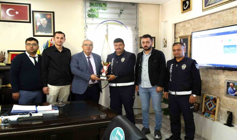 Çameli Voleybol Takımı kupayı Başkan Arslana takdim etti