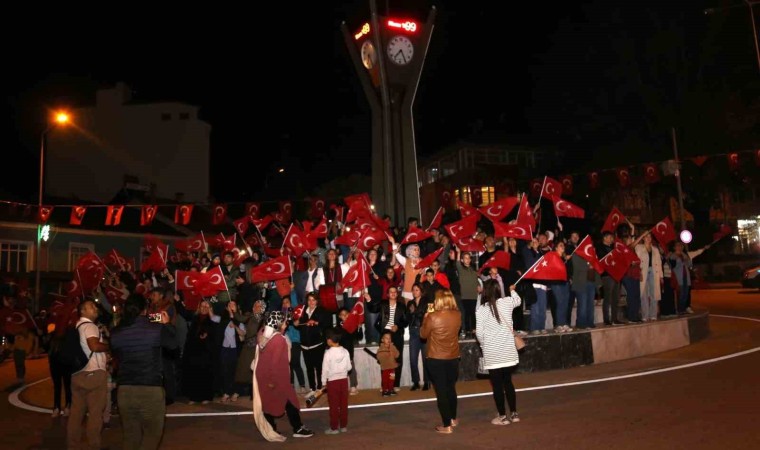 Çamelinde Cumhuriyetin 100. yaşında fener alayı düzenlendi