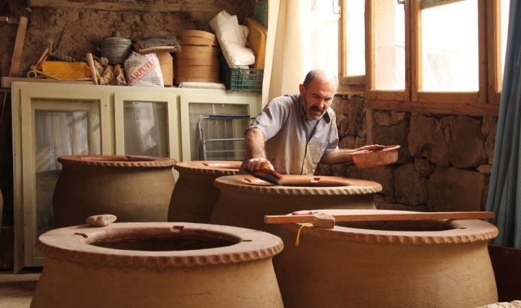 Çamura elleriyle şekil veren kentin son tandır ustası meslekte 45 yılı geride bıraktı