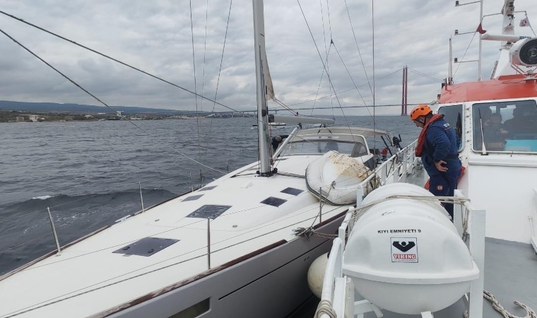 Çanakkale Boğazında sürüklenen tekne kurtarıldı