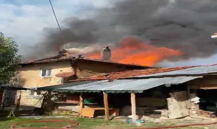 Çankırıda 1 ev, 1 ahır ve binlerce saman balyası yangında küle döndü