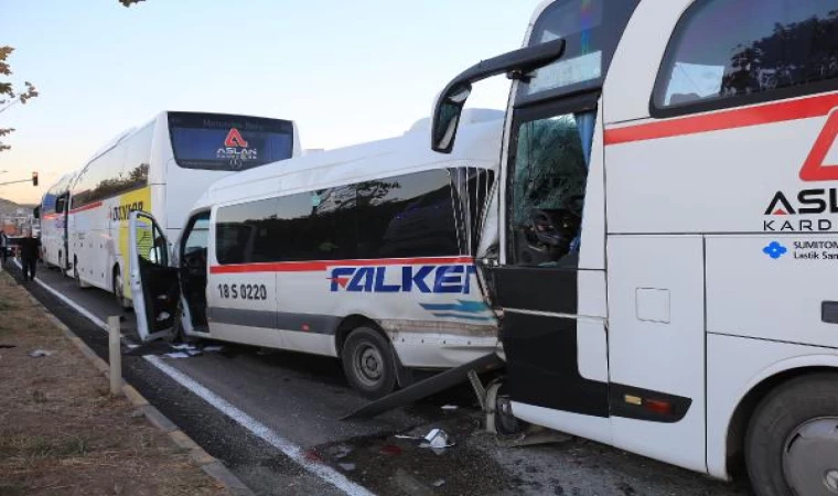 Çankırı’da 3 otobüs ve 1 minibüsün karıştığı kazada 36 kişi yaralandı