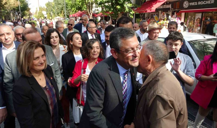 CHP Genel Başkan adayı Özgür Özel Uşakta: Bir yola çıktık yürüyoruz yol verirseniz iktidara gidiyoruz”