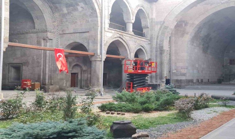 Çifte Minareli Medrese bir hafta ziyaretçilere kapalı