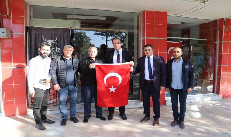 Çobanlar ve Sandıklı ilçelerinde esnaflara Türk bayrağı hediye edildi