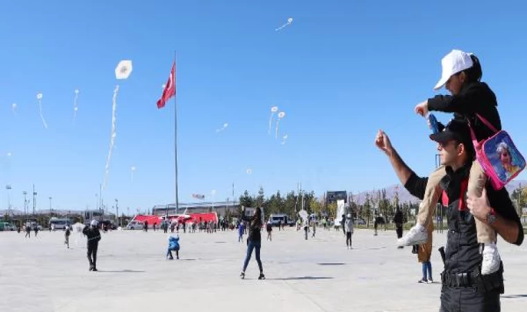 Çocuklar uçurtmaları, Gazze’de ölen yaşıtları anısına gökyüzüyle buluşturdu