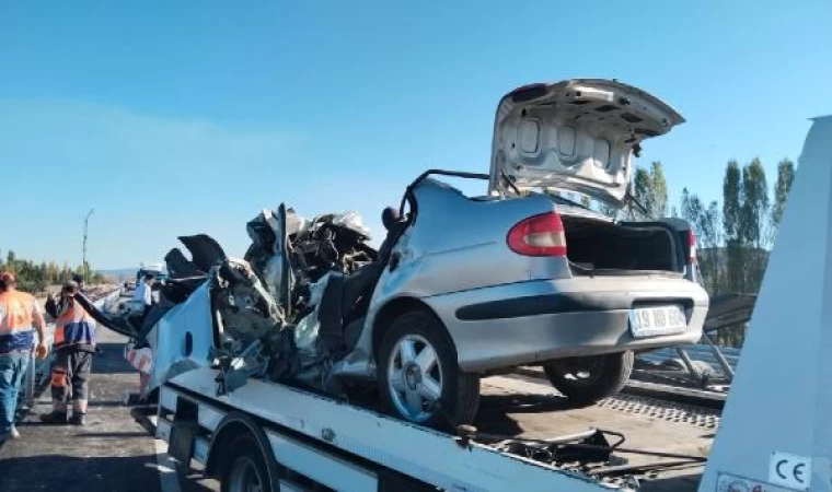 Çorum’da 2 otomobil kafa kafaya çarpıştı; 1 ölü, 2 yaralı