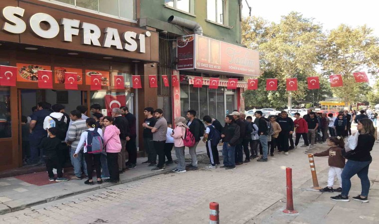 Cumhuriyet Bayramı nedeniyle vatandaşlara ücretsiz yemek dağıttı