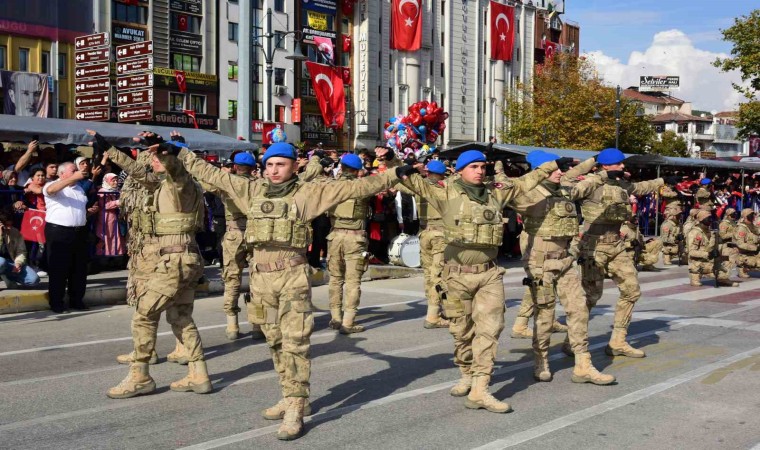 Cumhuriyet Bayramında komandoların zeybek oyunu hayran bıraktı