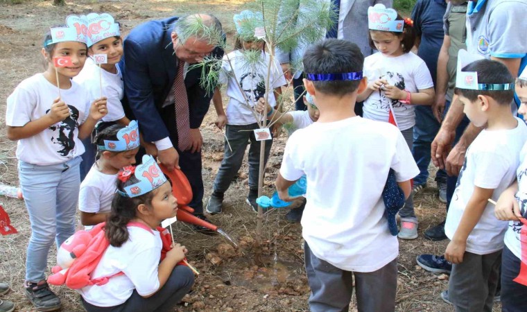 Cumhuriyet için fidanlar dikildi, 100 parçadan oluşan örgü Türk bayrağı hazırlandı